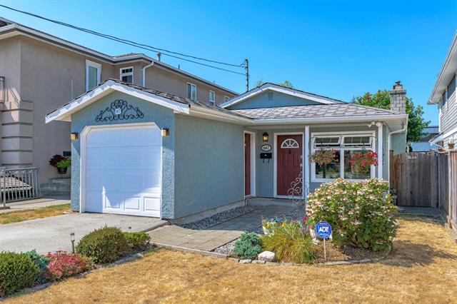 Small, cozy detached home, a few blocks away from White Rock East Beach